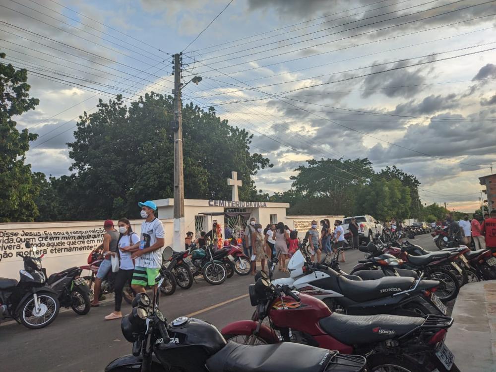 Cemitérios têm movimentação intensa no Dia de Finados em Pedro II